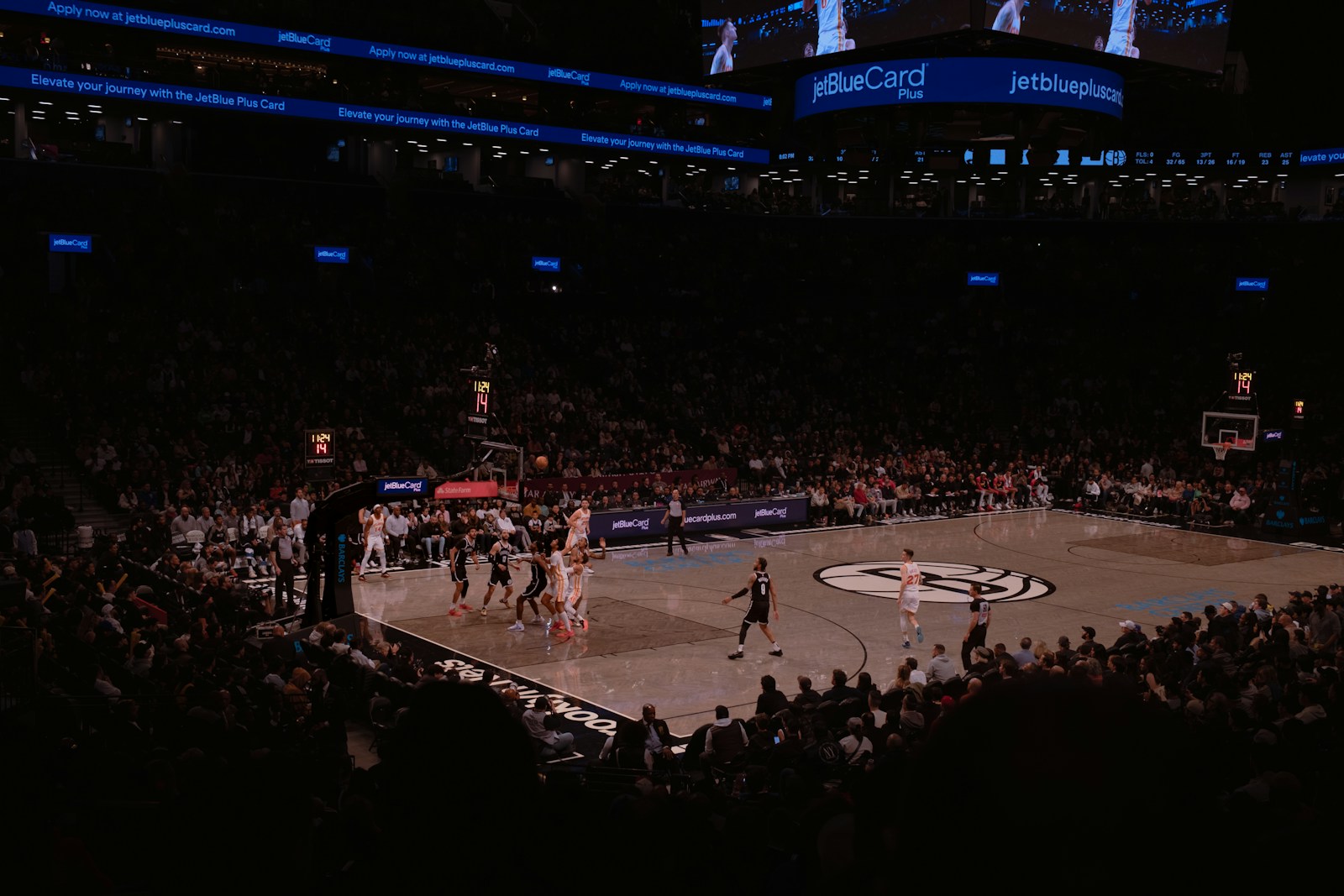 Besteverstr basketball-inspired arena graphic with neon court lines and crowd energy